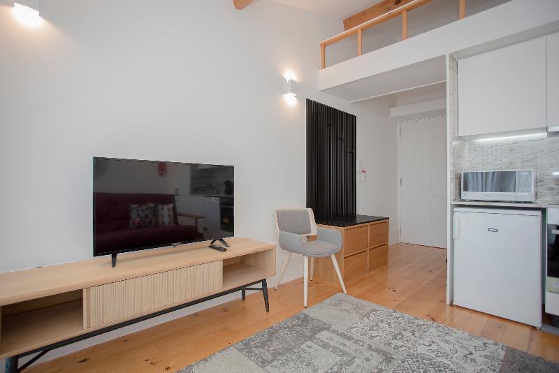 Mezzanine Downtown Balcony Apartment *